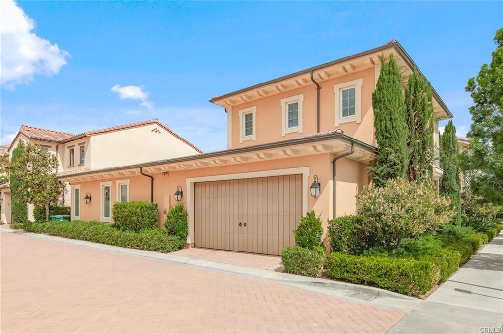 115 Mustang — attached two-car garage and paver driveway on the corner lot