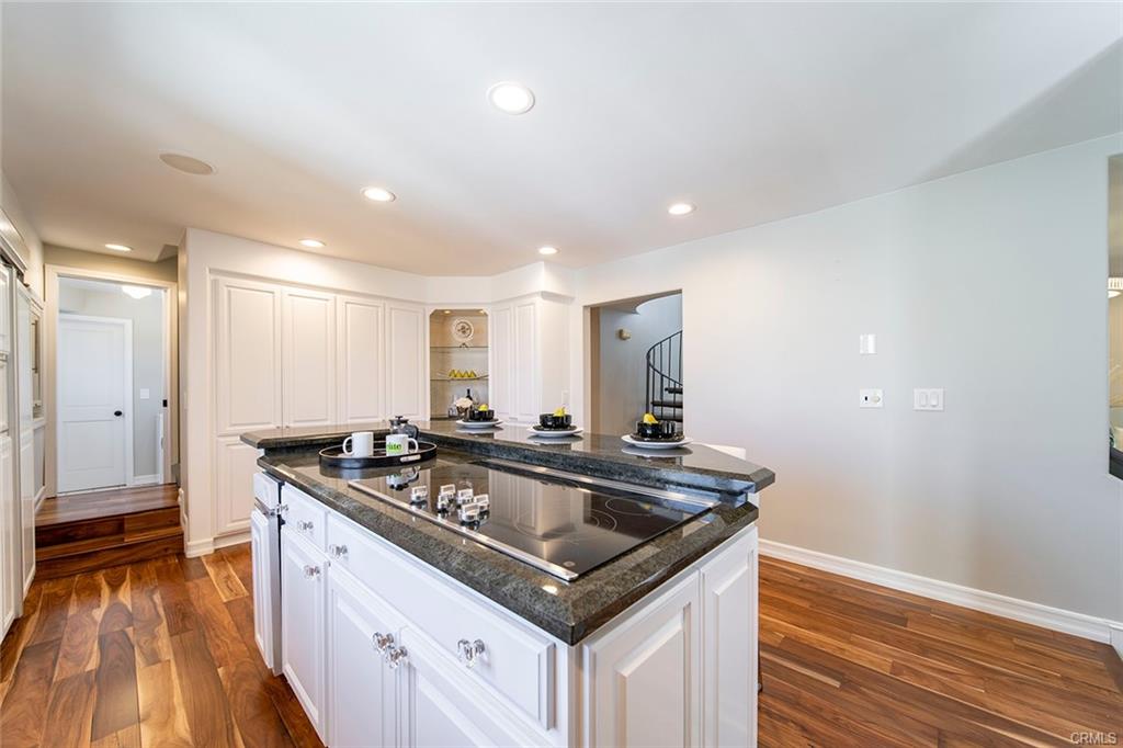 6063 Lido Ln — kitchen with granite island and breakfast bar