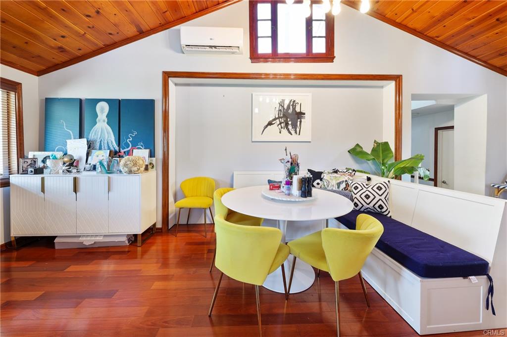 2642 Westminster Pl — dining nook with built-in banquette