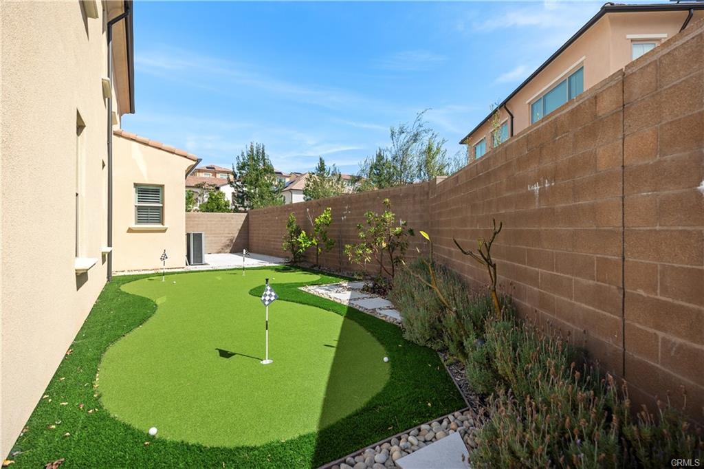 142 Sabbia — private backyard with putting green