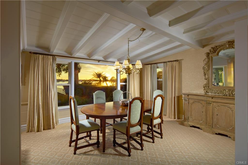 20 Harbor Island — breakfast room with bay outlook