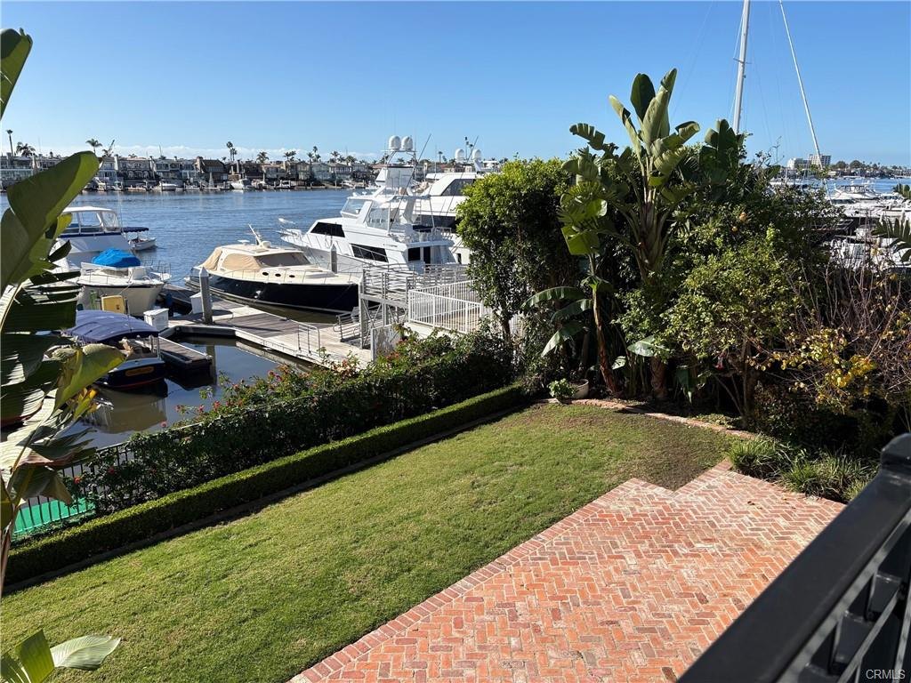 2572 Bayshore Dr — yachts moored directly off the bayfront lawn